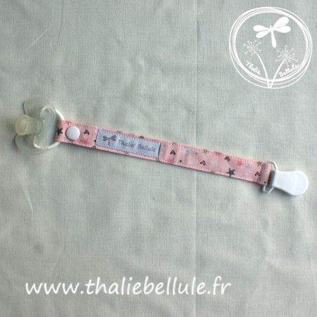 Attache tétine rose à motifs cœurs et étoiles en tissu coton, avec une pince plastique blanche