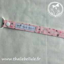 Attache tétine rose à motifs cœurs et étoiles en tissu coton