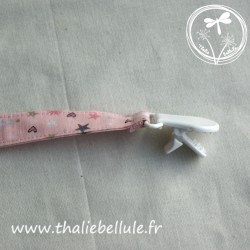 Attache tétine rose à motifs cœurs et étoiles en tissu coton, avec une pince plastique blanche, facile à utiliser