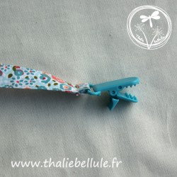 Attache tétine à fleurs turquoise et corail en tissu coton, avec une pince plastique bleu turquoise, facile à utiliser