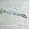 Attache tétine à fleurs bleues style liberty en tissu coton, avec une pince plastique rose