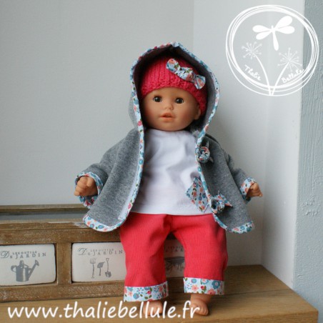 Manteau gris orné de biais bleu à petites fleurs grenadine pour poupon 30 cm, avec bonnet, t-shirt et pantalon assortis