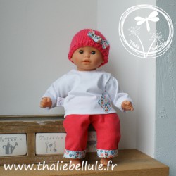 Manteau gris orné de biais bleu à petites fleurs grenadine pour poupon 30 cm, avec bonnet, t-shirt et pantalon assortis.