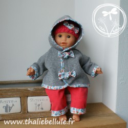 Manteau gris orné de biais bleu à petites fleurs grenadine pour poupon 30 cm, avec bonnet tricoté, t-shirt et pantalon assortis