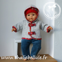 Manteau à capuche gris chiné ,bonnet en laine rouge, pantalon bleu, t-shirt beige pour poupon 36 cm, vue capuche mise