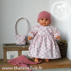 Robe à manches longues rose en velours, bonnet et châle en laine vieux rose et sac bandoulière pour poupon 30 cm.