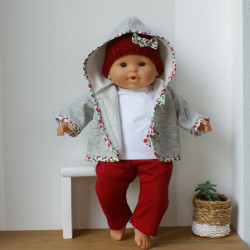 Manteau à capuche gris chiné ,bonnet en laine rouge, pantalon rouge, t-shirt blanc pour poupon 36 cm