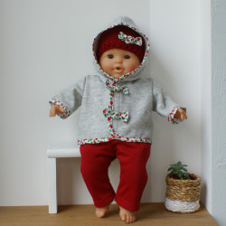 Manteau à capuche gris chiné ,bonnet en laine rouge, pantalon rouge, t-shirt blanc pour poupon 36 cm, manteau fermé