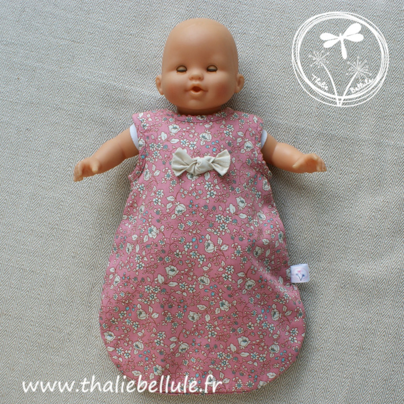 Gigoteuse vieux rose à fleurs, doublée en polaire vieux rose pour poupon 36 cm Gigoteuse vieux rose à fleurs, doublée en polaire vieux rose pour poupon 36 cm