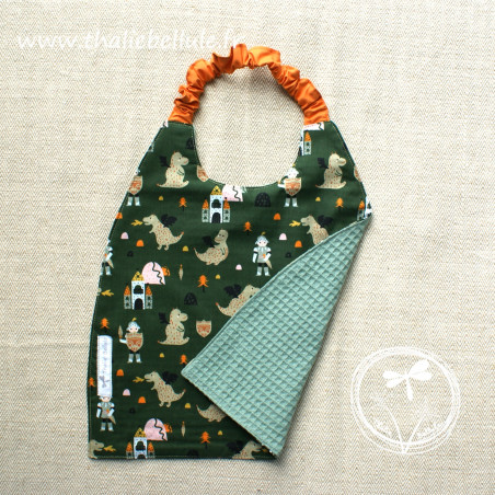 serviette élastiquée motifs verts dragon et chevalier, doublée en nid d'abeille vert