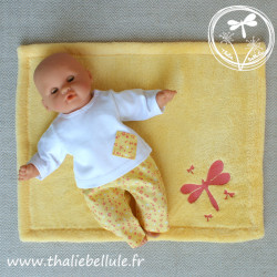 Ensemble t-shirt blanc et pantalon à petites fleurs corail sur fond jaune et sa couverture assortie pour poupon 30 cm