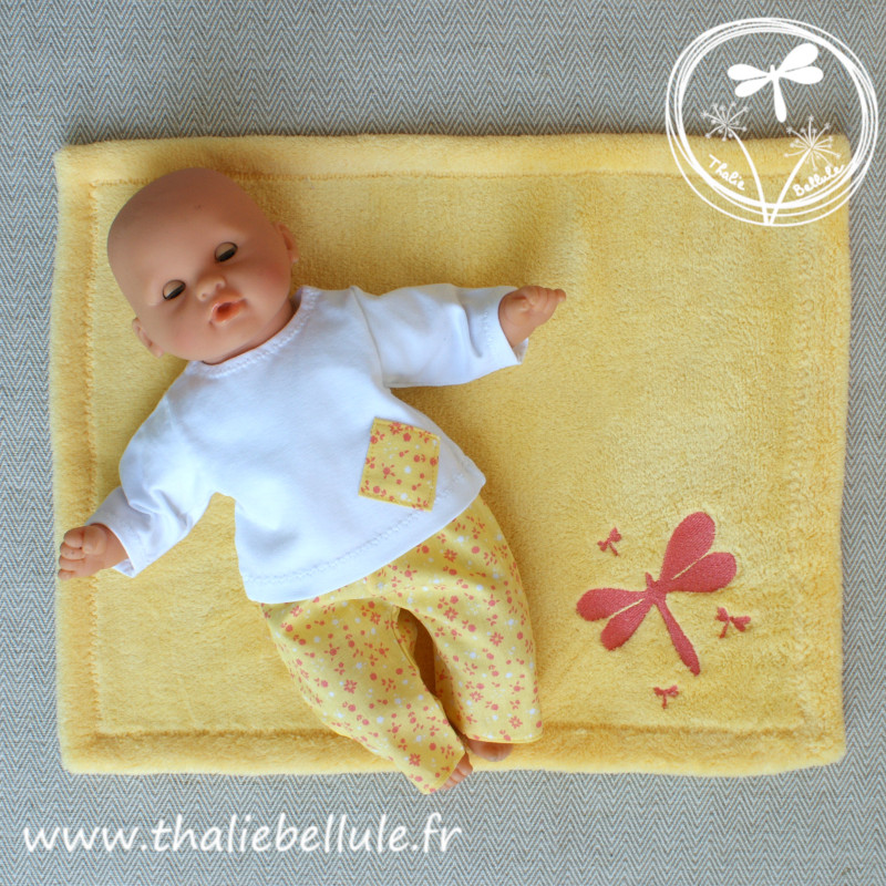 Ensemble t-shirt blanc et pantalon à petites fleurs corail sur fond jaune et sa couverture assortie pour poupon 30 cm Ensemble t-shirt blanc et pantalon à petites fleurs corail sur fond jaune et sa couverture assortie pour poupon 30 cm