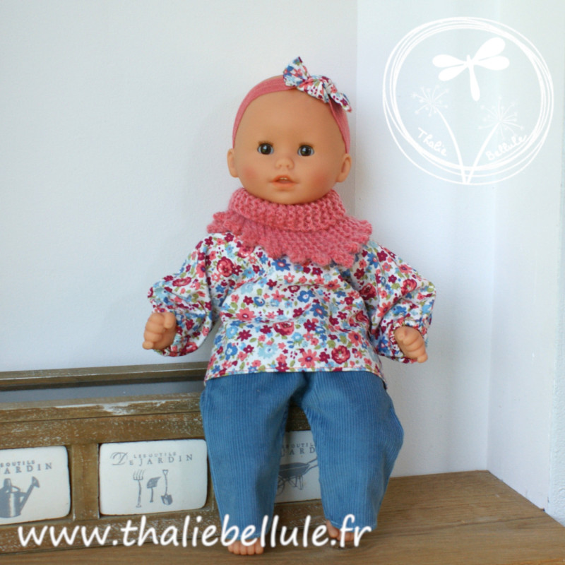 ensemble chemisier à fleurs corail et pantalon velours bleu pour poupon 30 cm, accompagné d'un châle en laine corail ensemble chemisier à fleurs corail et pantalon velours bleu pour poupon 30 cm, accompagné d'un châle en laine corail