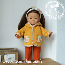 Manteau moutarde en tissu sweat, t-shirt blanc et pantalon velours couleur orange pour poupée 36 cm