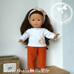 Manteau moutarde en tissu sweat, t-shirt blanc et pantalon velours couleur orange pour poupée 36 cm, vue sans le manteau