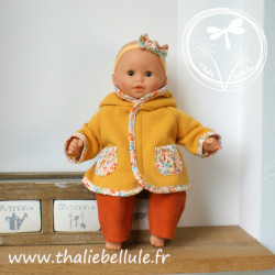 Manteau moutarde orné de biais et de poches à petites fleurs oranges pour poupon 30 cm, avec t-shirt et pantalon assortis