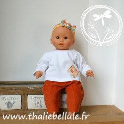 Manteau moutarde orné de biais à petites fleurs orange pour poupon 30 cm, avec t-shirt et pantalon assortis