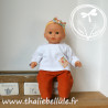 Manteau moutarde orné de biais à petites fleurs orange pour poupon 30 cm, avec t-shirt et pantalon assortis