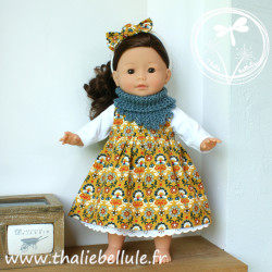 Ensemble robe velours moutarde à fleurs, sous-pull et jupon blanc, accompagnée de son châle en laine bleu