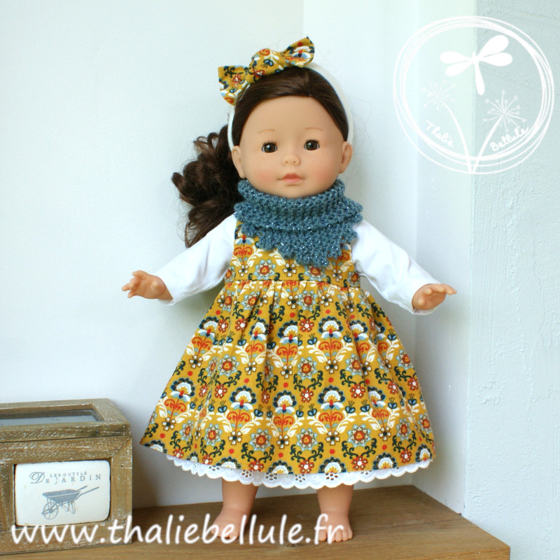 Ensemble robe velours moutarde à fleurs, sous-pull et jupon blanc, accompagnée de son châle en laine bleu