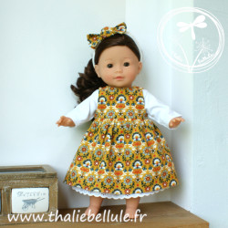 Ensemble robe velours moutarde à fleurs, sous-pull et jupon blanc, accompagnée de son châle en laine bleu, vue sans châle