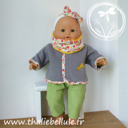 Manteau à capuche gris chiné, pantalon vert, t-shirt jeune, snood à fleurs pour poupon 36 cm