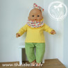 Manteau à capuche gris chiné, pantalon vert, t-shirt jeune, snood à fleurs pour poupon 36 cm, vue sans manteau