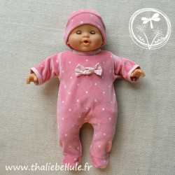 Pyjama velours rose à étoiles avec son bonnet coordonné pour poupon 36 cm