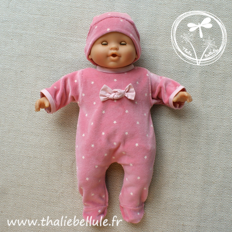 Pyjama velours rose à étoiles avec son bonnet coordonné pour poupon 36 cm Pyjama velours rose à étoiles avec son bonnet coordonné pour poupon 36 cm