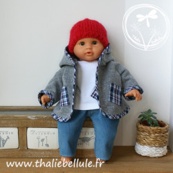 Manteau gris orné de biais bleu à carreaux pour poupon 30 cm, avec bonnet, t-shirt et pantalon assortis