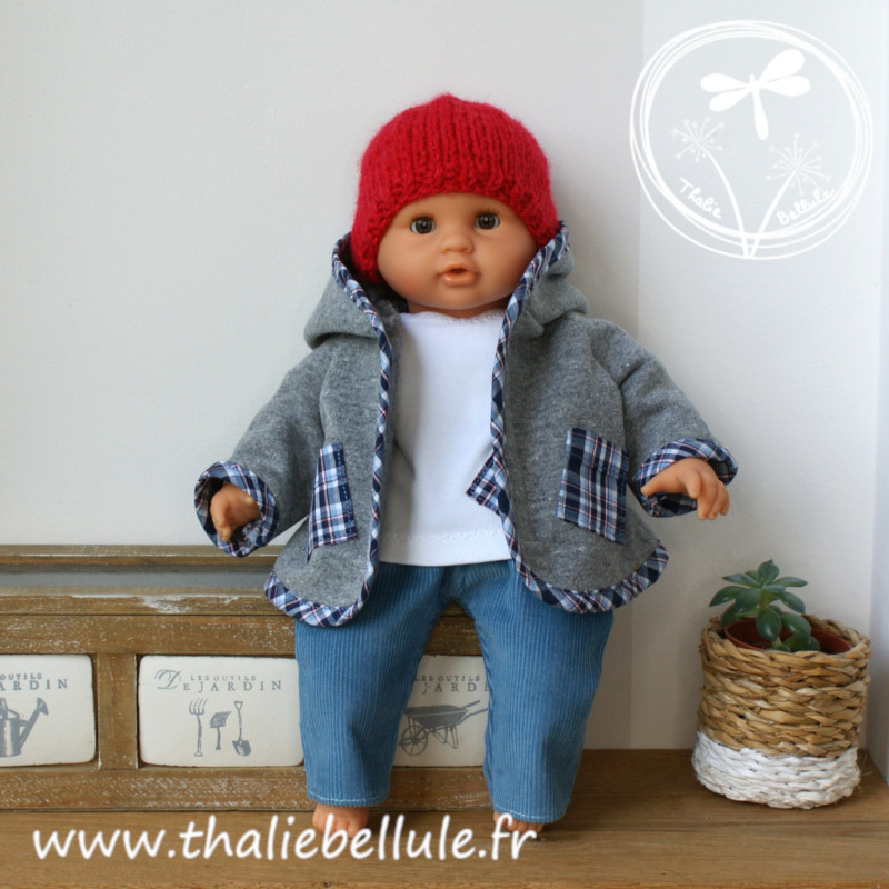 Manteau gris orné de biais bleu à carreaux pour poupon 30 cm, avec bonnet, t-shirt et pantalon assortis Manteau gris orné de biais bleu à carreaux pour poupon 30 cm, avec bonnet, t-shirt et pantalon assortis