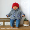 Manteau gris orné de biais bleu à carreaux pour poupon 30 cm, avec bonnet, t-shirt et pantalon assortis.