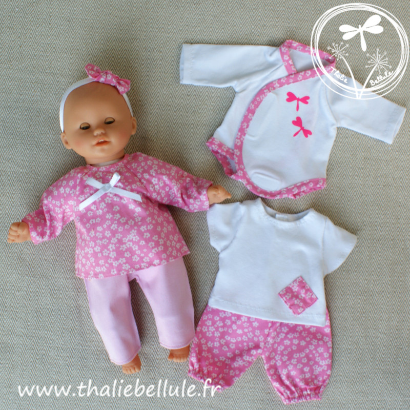 ensemble rose et blanc coordonné pour poupon 30 cm : chemisier et pantalon rose, t-shirt et bloomer et body ensemble rose et blanc coordonné pour poupon 30 cm : chemisier et pantalon rose, t-shirt et bloomer et body