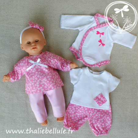 ensemble rose et blanc coordonné pour poupon 30 cm : chemisier et pantalon rose, t-shirt et bloomer et body