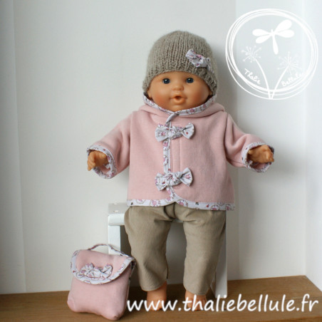 Manteau à capuche rose avec sac, pantalon velours, t-shirt blanc, bonnet laine pour poupon 36 cm