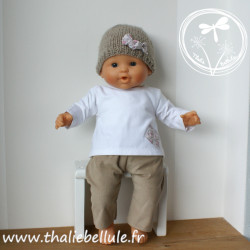 Manteau à capuche rose avec sac, pantalon velours, t-shirt blanc, bonnet laine pour poupon 36 cm, vue sans manteau