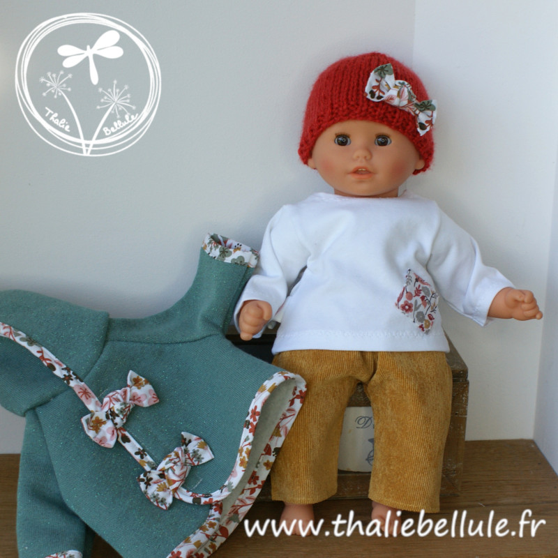 Manteau vert orné de biais fleuri pour poupon 30 cm, avec bonnet, t-shirt et pantalon assortis