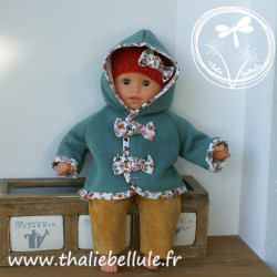 Manteau vert orné de biais fleuri pour poupon 30 cm, avec bonnet, t-shirt et pantalon assortis.