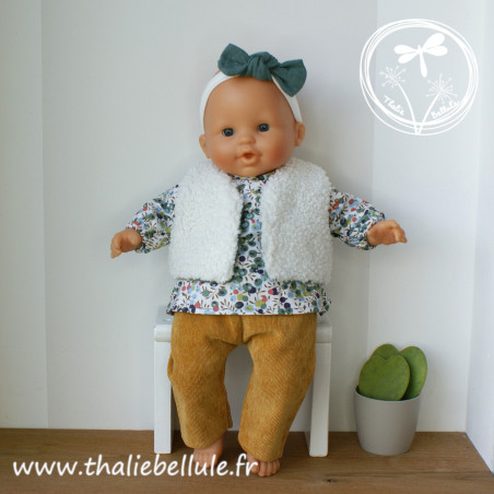 Chemisier à manches longue en popeline à motifs liberty, gilet de berger et pantalon en velours moutarde pour poupon 36 cm