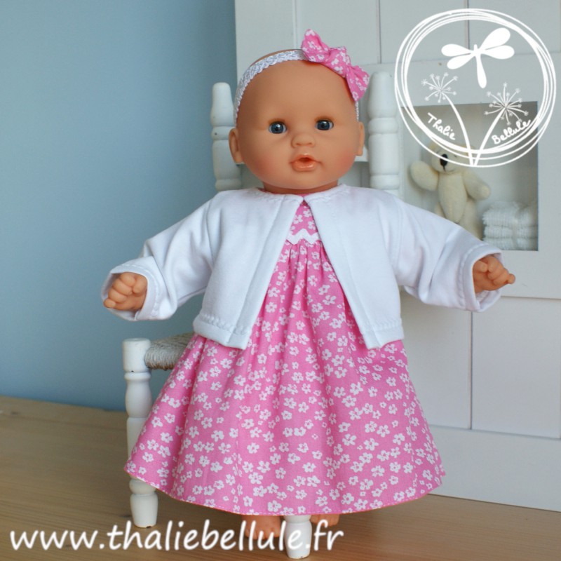 Robe rose et gilet blanc pour poupon 30 cm