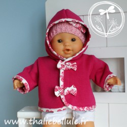 Manteau rose fuchsia et bonnet pour le poupon 36 cm, capuche mise