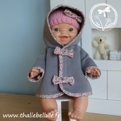 Manteau gris et bonnet pour le poupon GORDI 34 cm, capuche mise