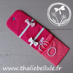 Pochette en tissu à motifs symétriques roses pour accessoires cheveux, ouverte avec accessoires