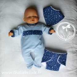Pyjama velours bleu et étoiles avec bavoir et couche assortis  pour poupon 36 cm