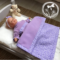 Pyjama et couverture violet à fleurs blanches pour poupon 30 cm