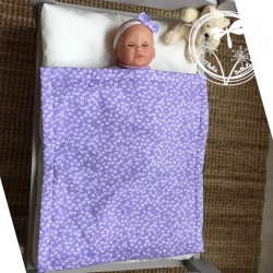 Pyjama et couverture violet à fleurs blanches pour poupon 30 cm, la couverture doublée