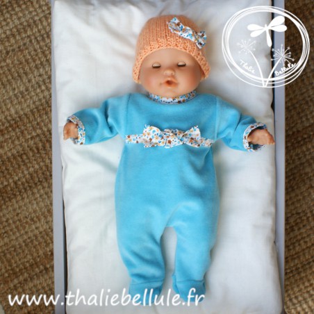 Pyjama blanc bleu turquoise pour poupon 36cm, avec bonnet en laine orange